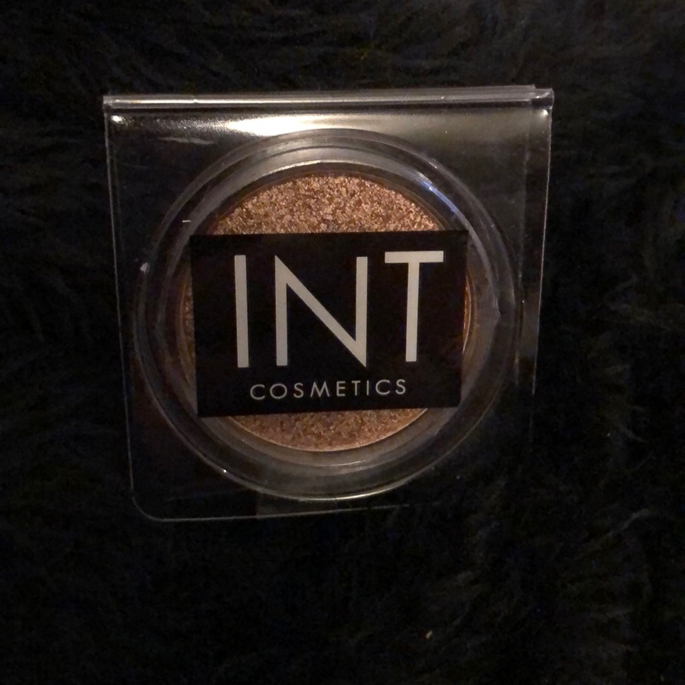 INT Cosmetics - Picture 2 of 4